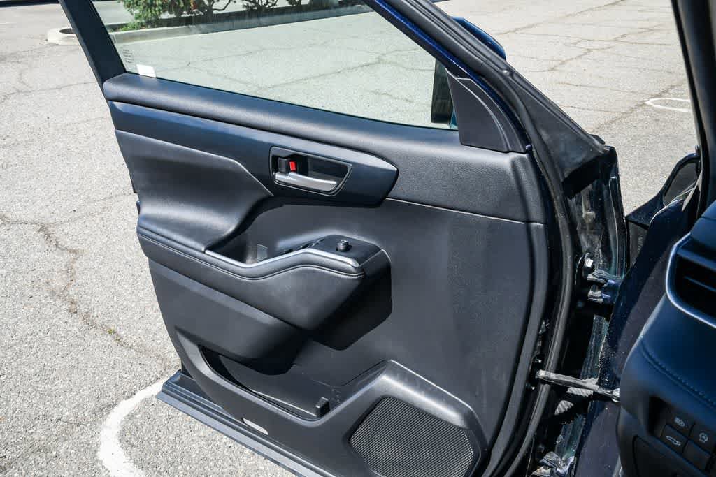 Used 2023 Toyota Highlander XLE image 25