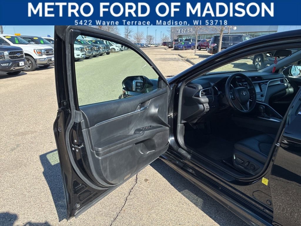 Used 2018 Toyota Camry SE w/ Moonroof Package image 9