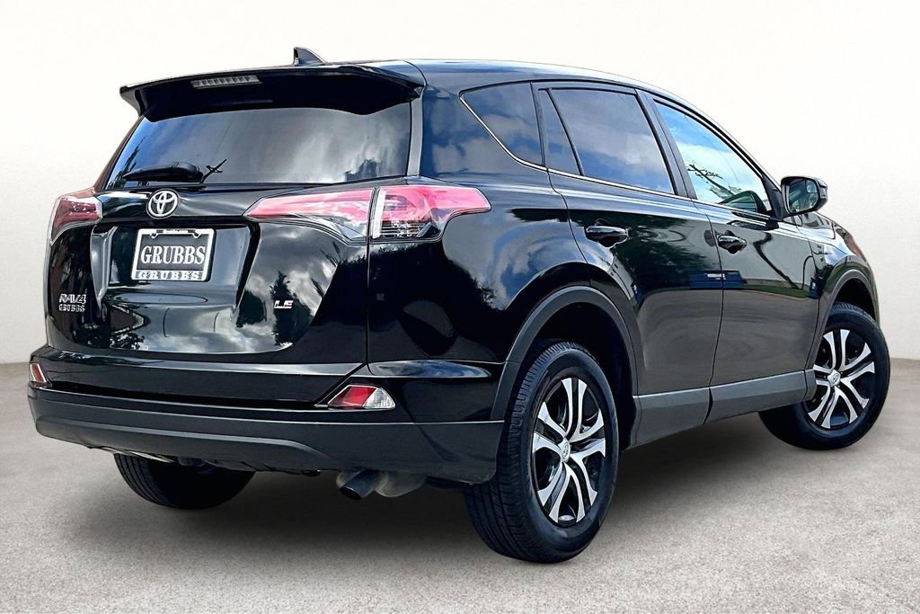 Used 2018 Toyota RAV4 LE image 2