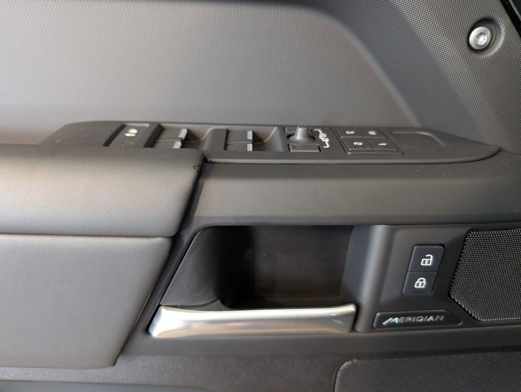 New 2025 Land Rover Defender 110 S image 9