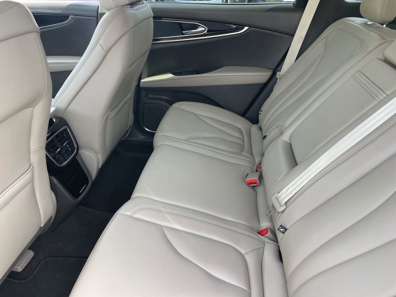 Used 2022 Lincoln Nautilus FWD w/ Premium Package image 14