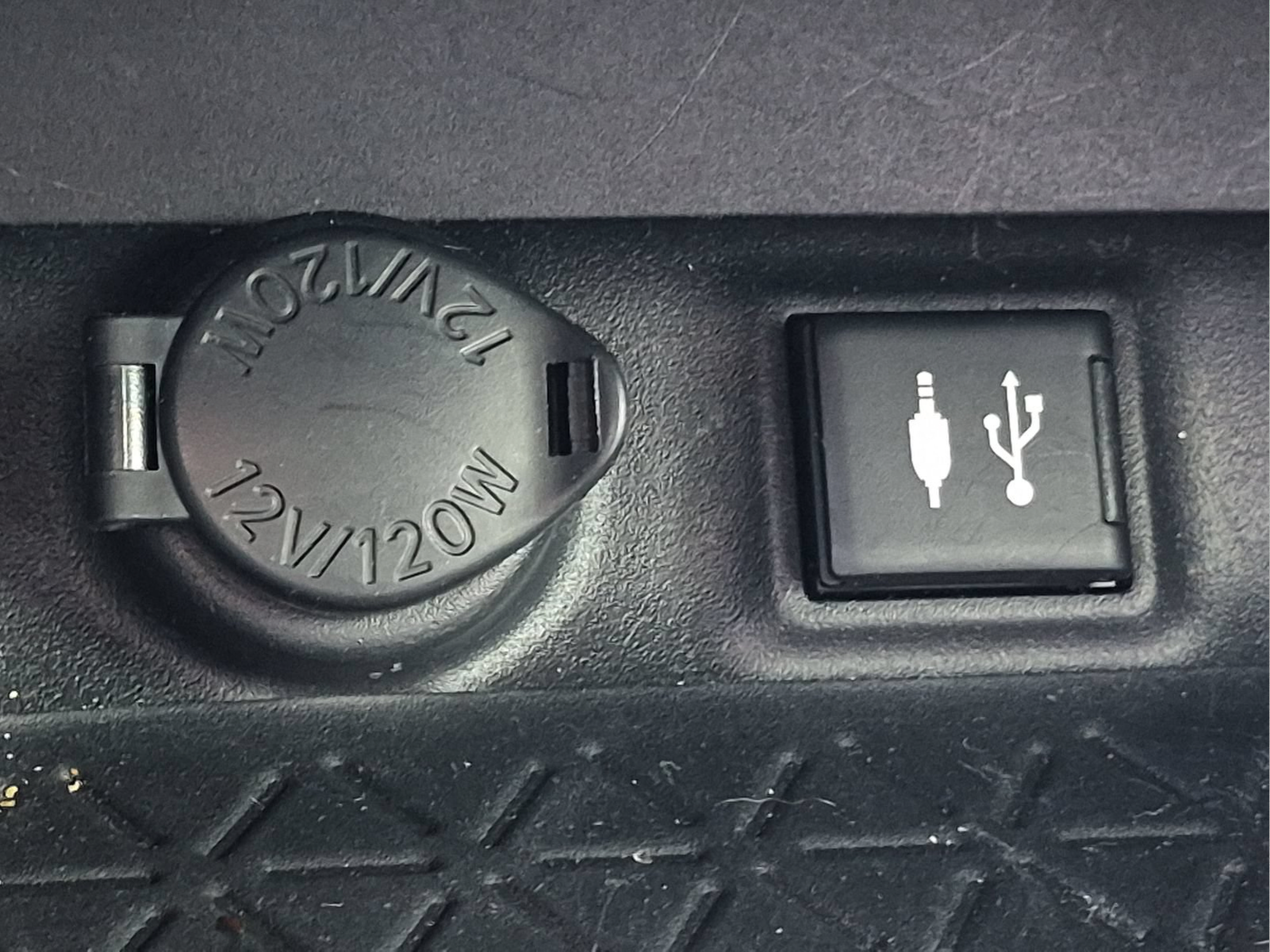 Used 2019 Toyota RAV4 XLE Premium FWD image 26
