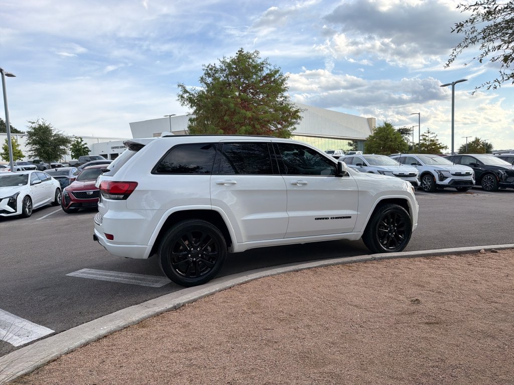 Used 2017 Jeep Grand Cherokee Altitude AWD/4WD image 10