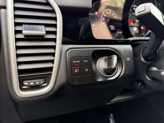 Certified 2023 Porsche Cayenne Platinum Edition image 22