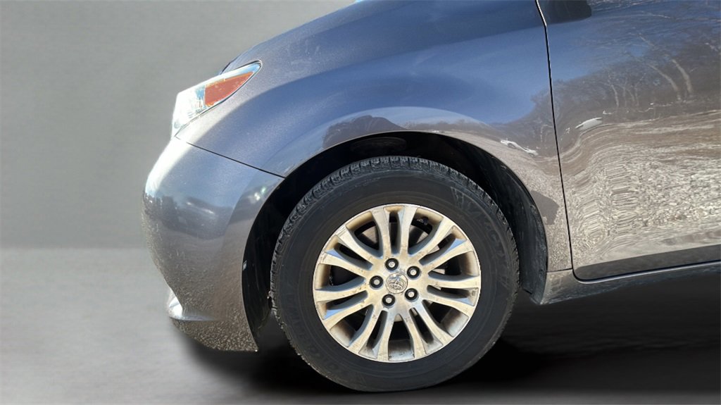 Used 2012 Toyota Sienna XLE w/ Entertainment Pkg image 9