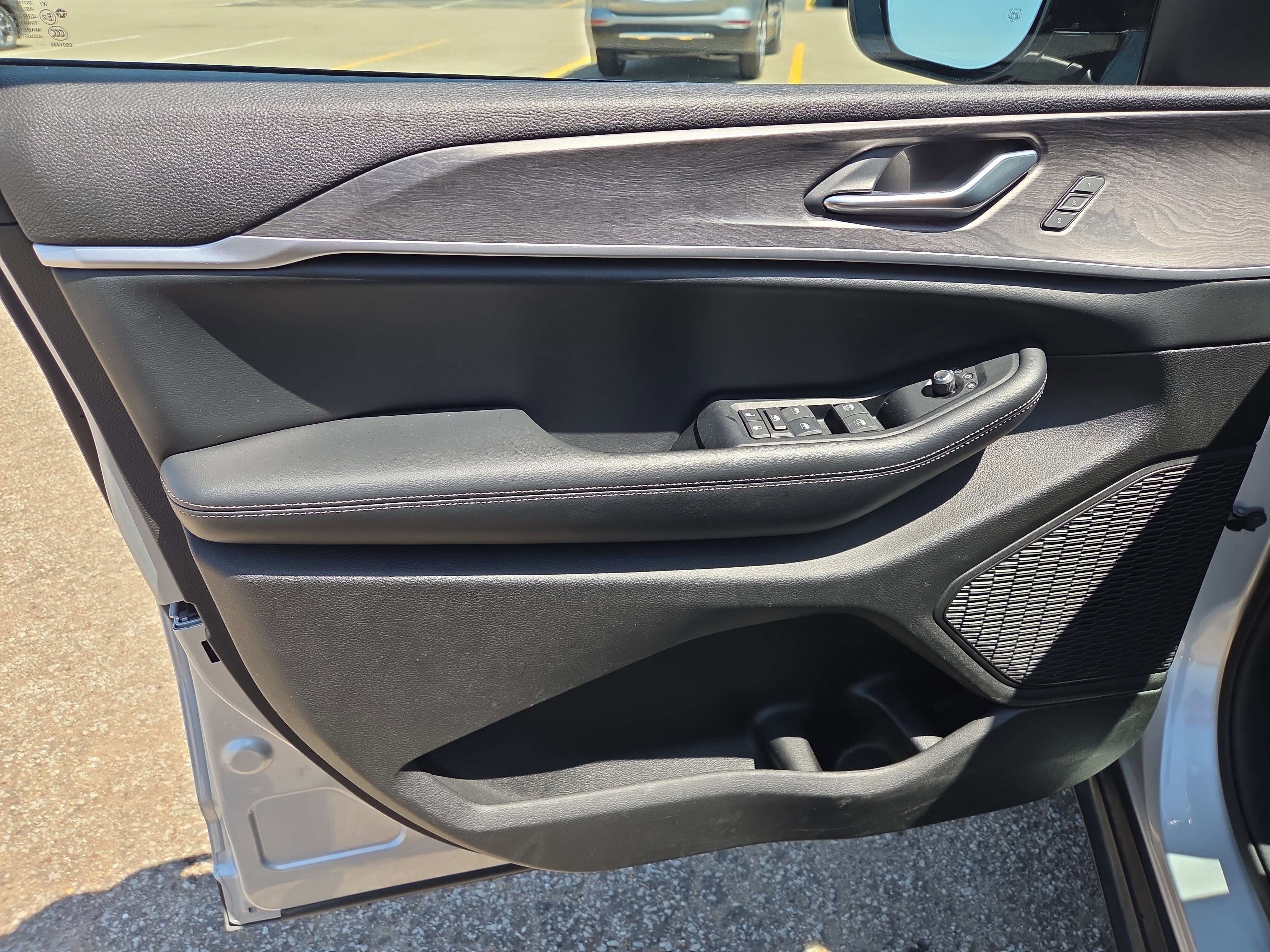 Used 2024 Jeep Grand Cherokee L Limited w/ Luxury Tech Group II image 6