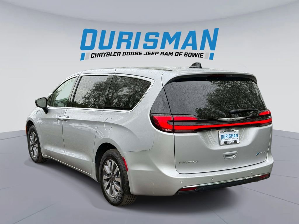 Used 2024 Chrysler Pacifica Select FWD image 4