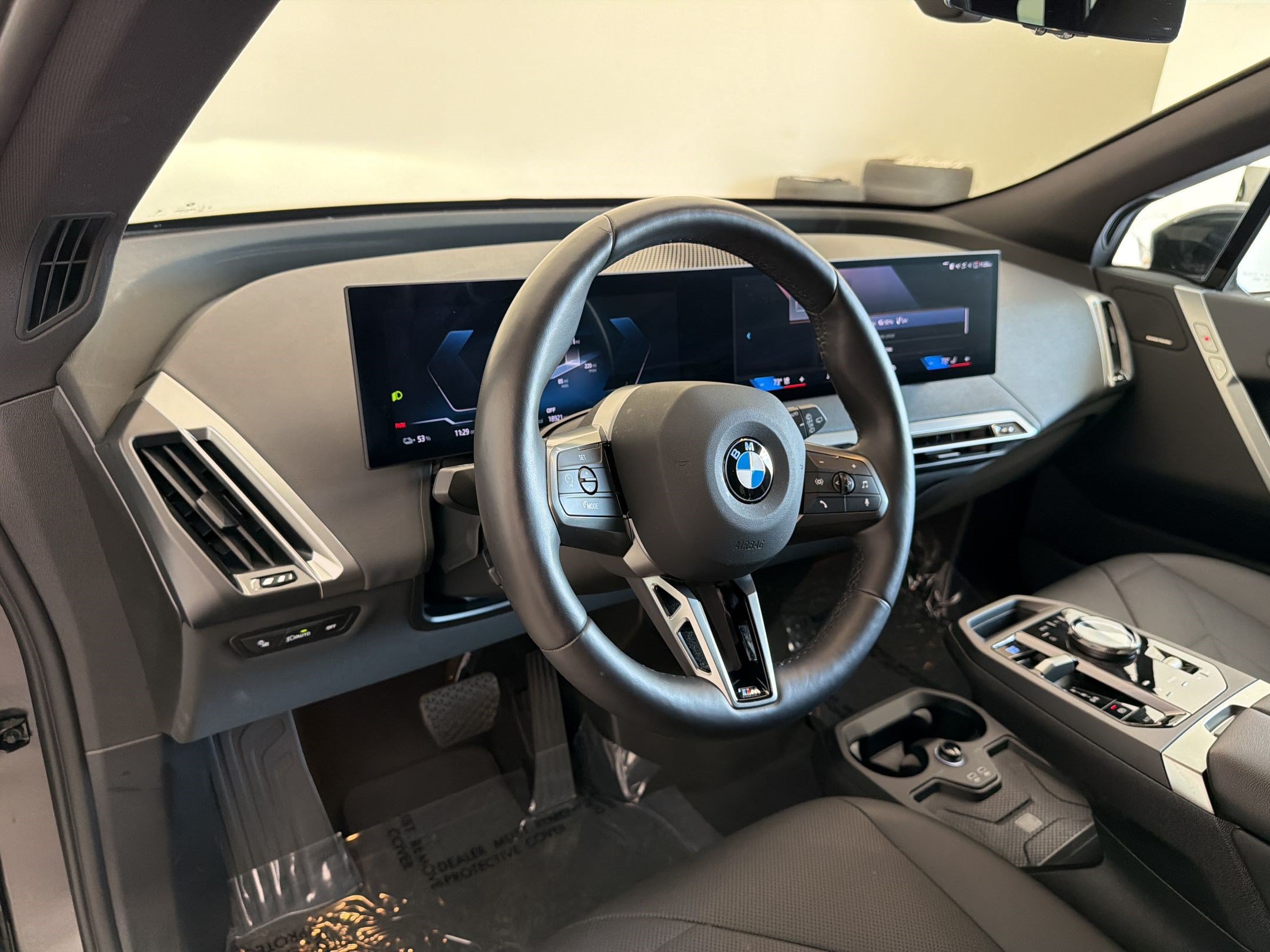 Used 2025 BMW iX xDrive50 w/ Premium Package AWD/4WD image 4