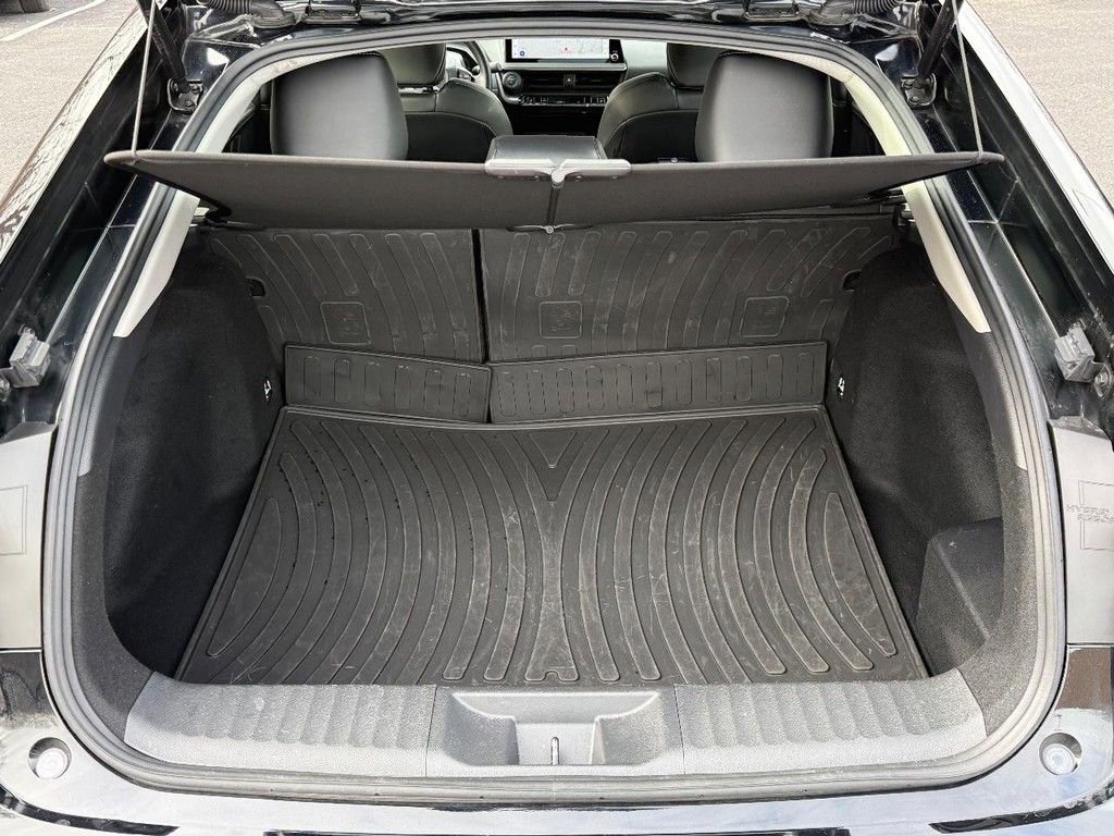 Used 2025 Toyota Prius XLE image 4