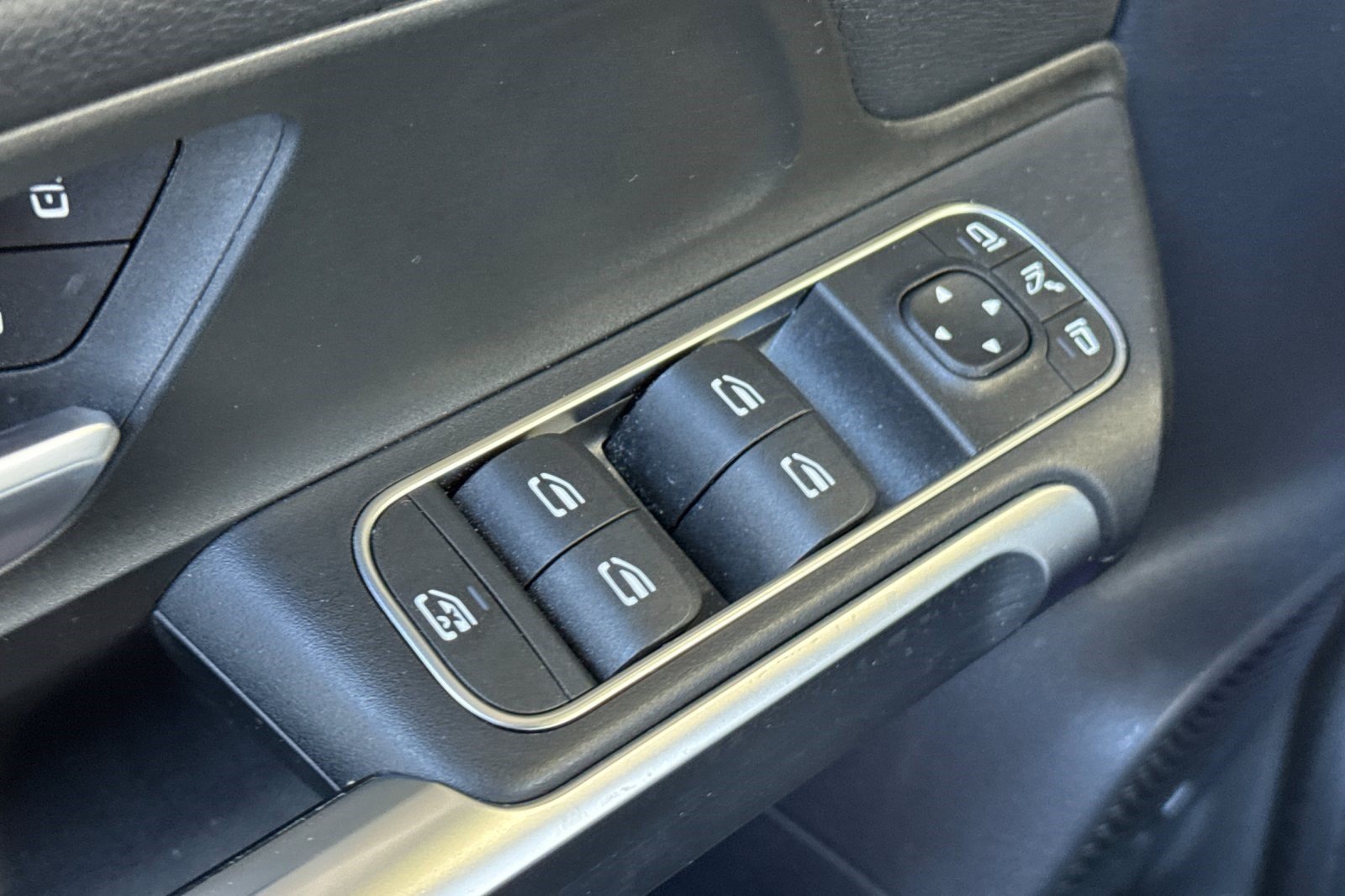 Used 2023 Mercedes-Benz EQB 300 4MATIC image 13