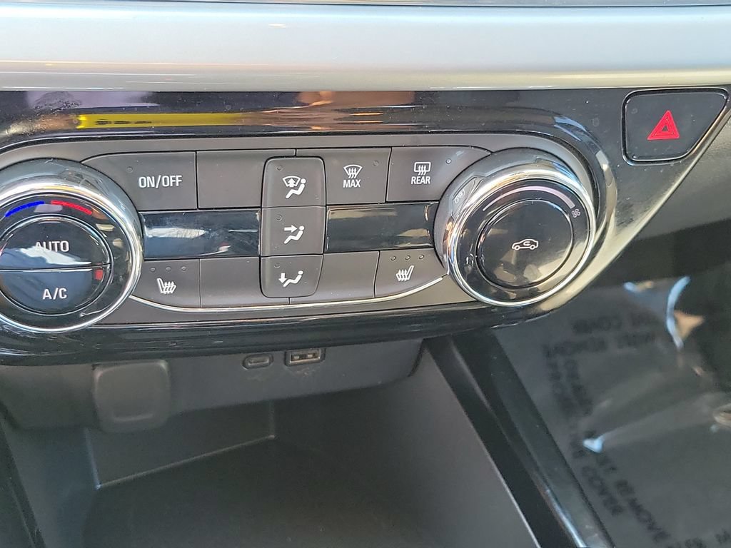 Used 2025 Chevrolet Trax LT w/ LT Convenience Package FWD image 37