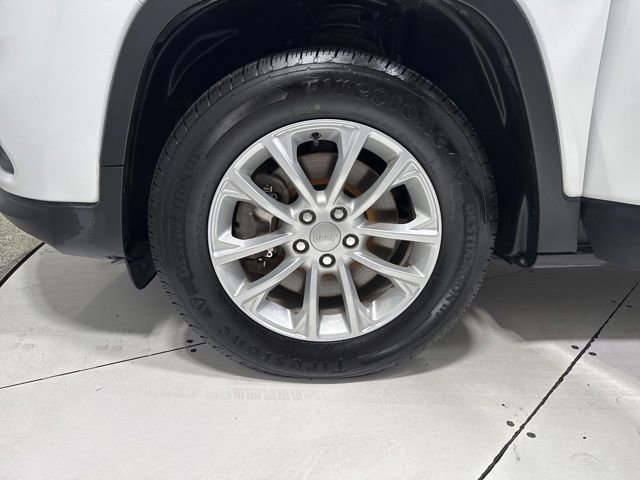 Used 2019 Jeep Cherokee Latitude w/ Popular Appearance Group AWD/4WD image 4