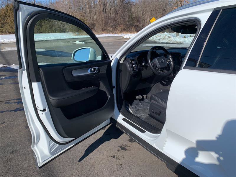 Used 2019 Volvo XC40 T5 Momentum image 32