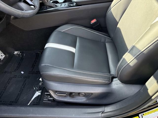 Used 2025 Toyota Camry SE w/ Convenience Package image 15