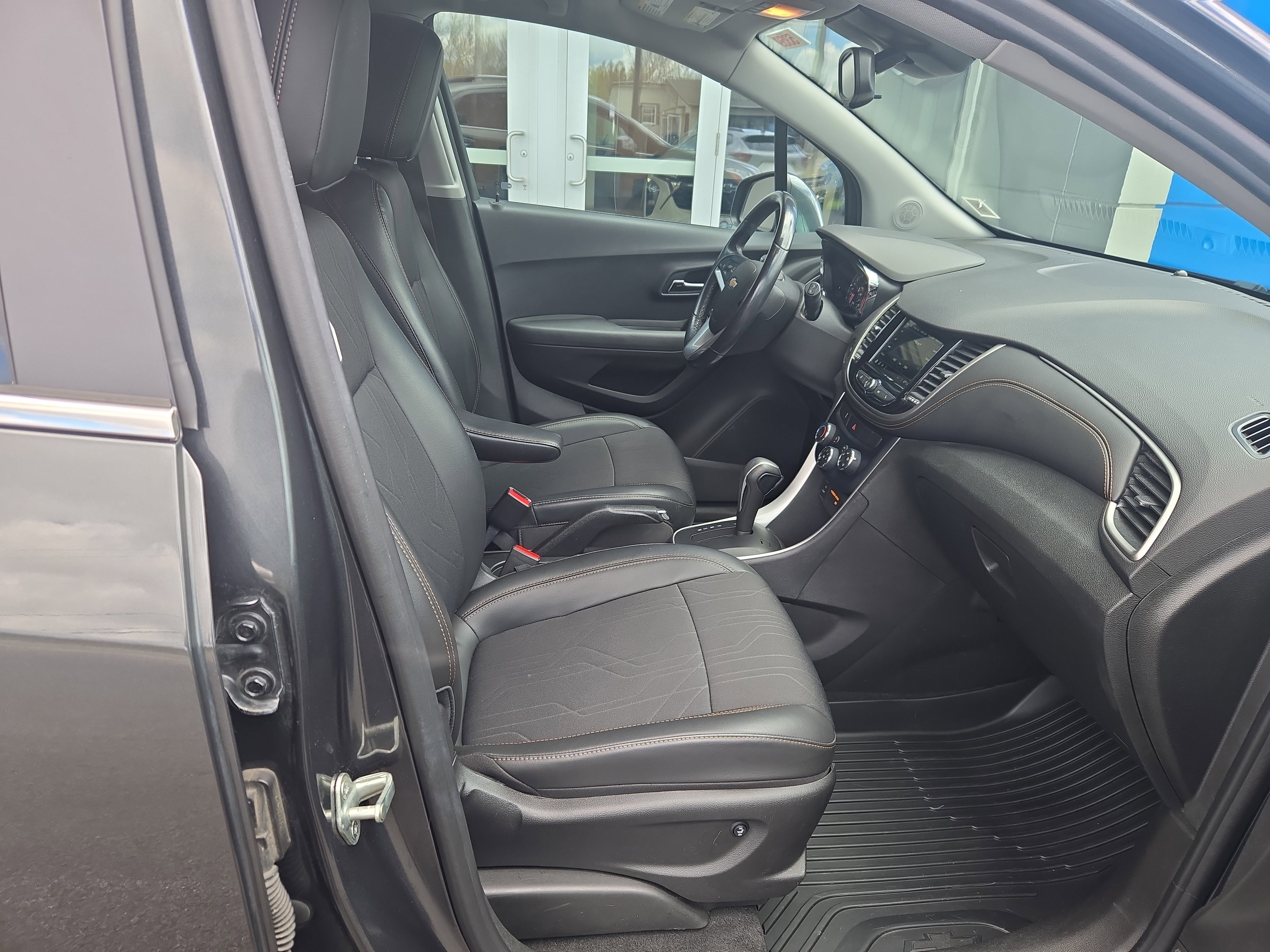 Used 2019 Chevrolet Trax LT w/ LT Convenience Package AWD/4WD image 18
