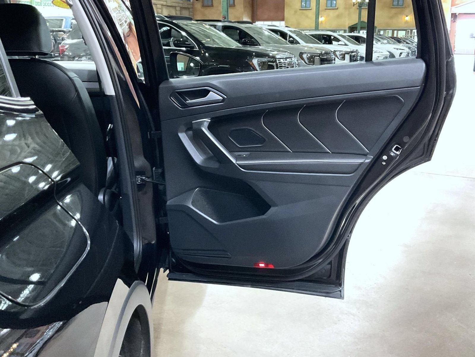 Used 2024 Volkswagen Tiguan SE AWD/4WD image 18