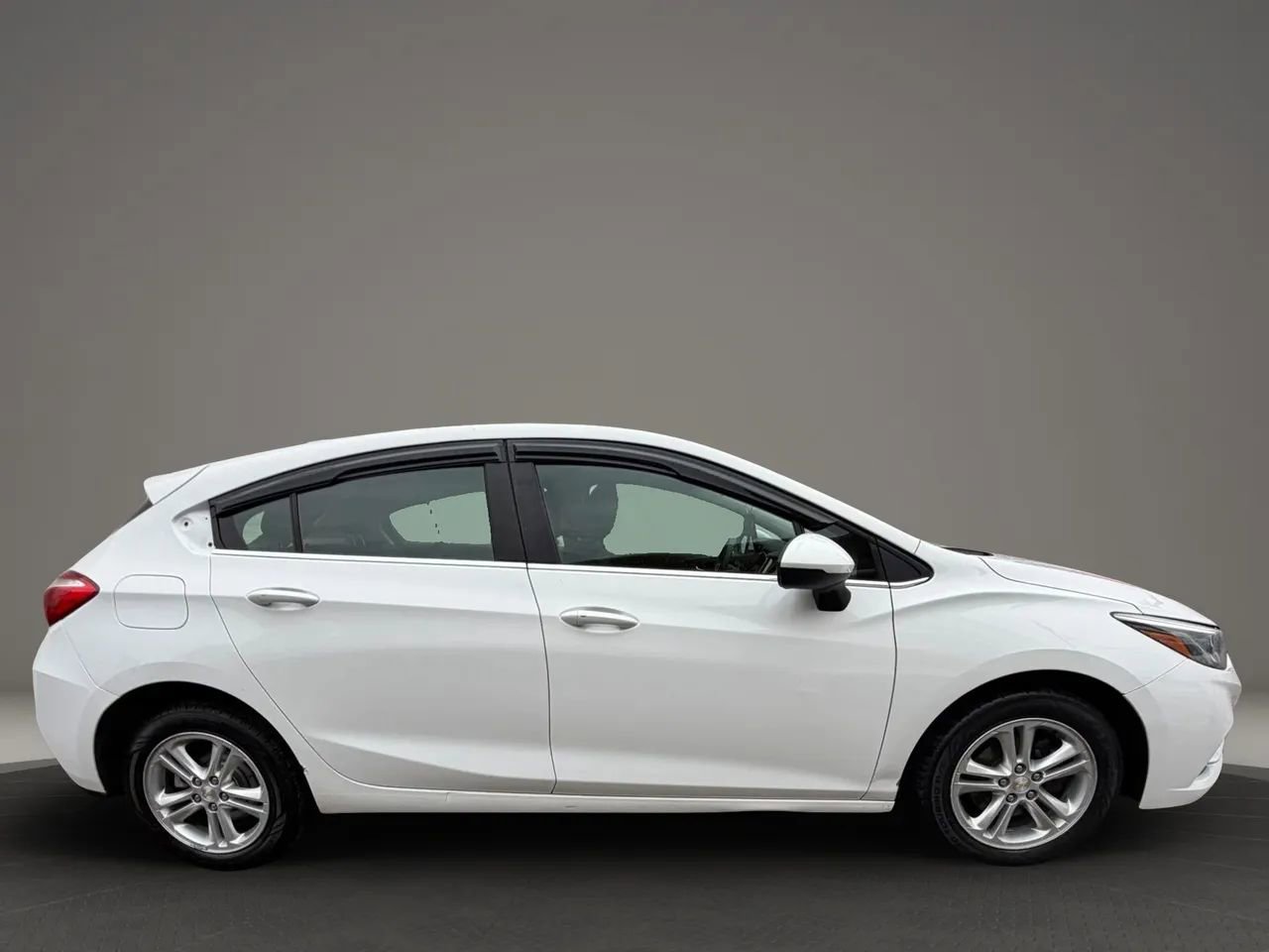 Used 2018 Chevrolet Cruze LT w/ Convenience Package image 4