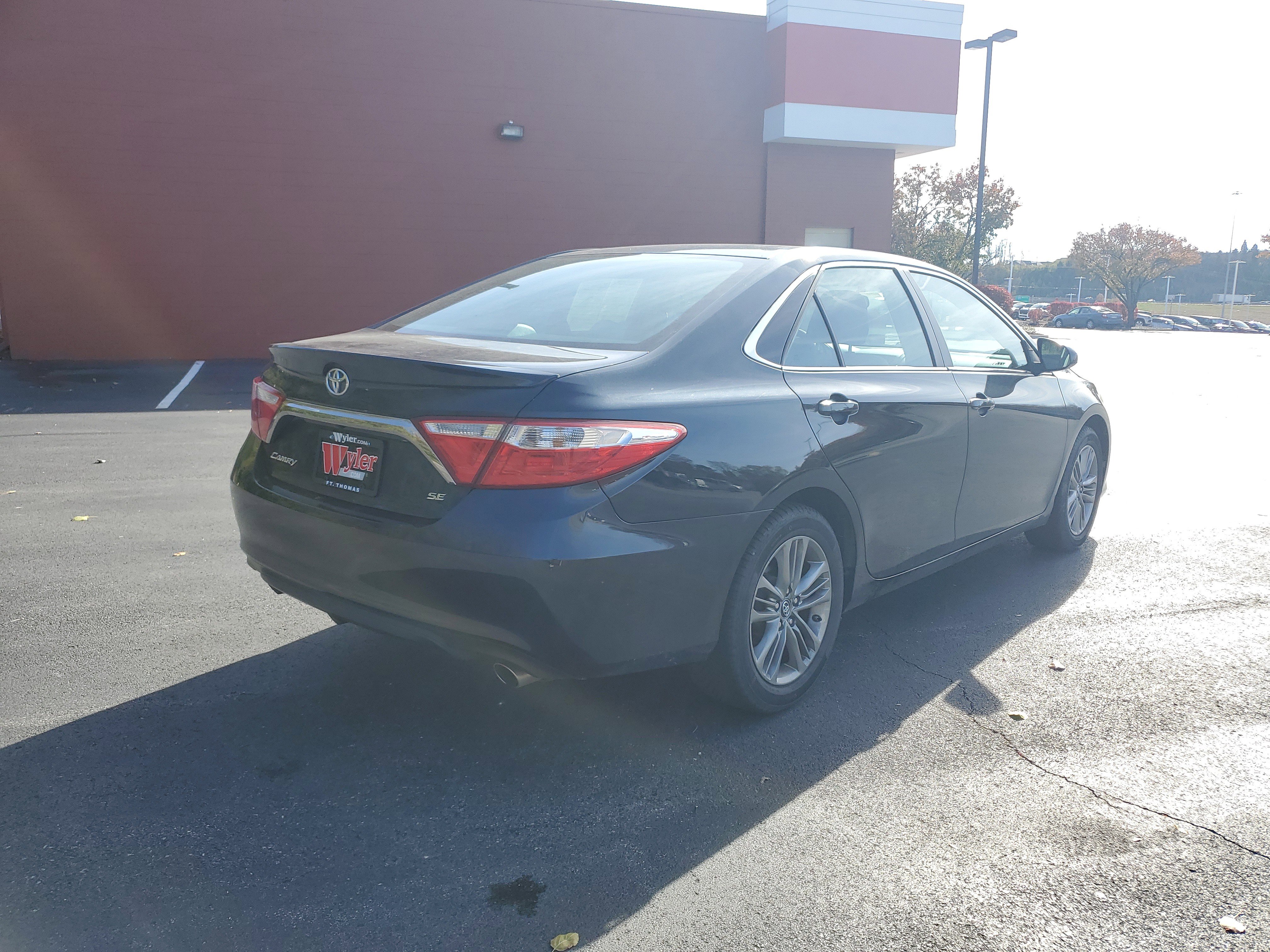 Used 2016 Toyota Camry SE image 4