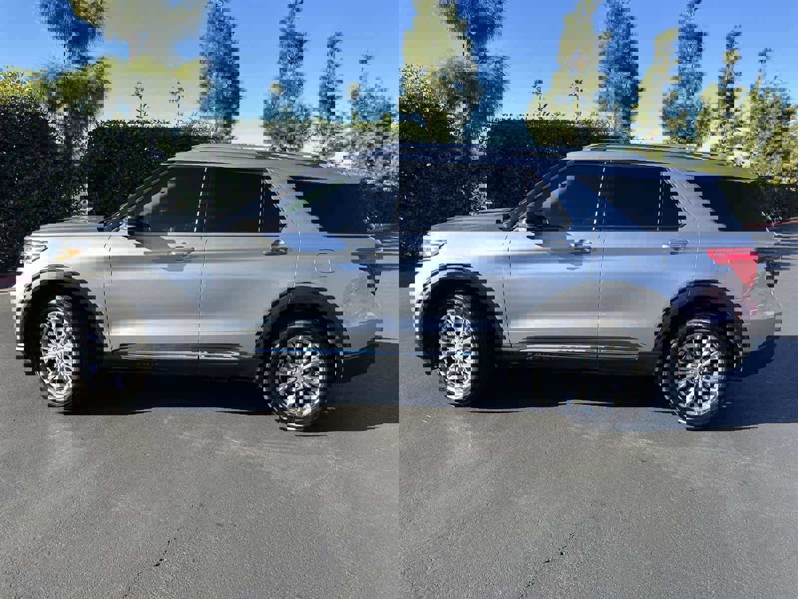 Used 2022 Ford Explorer Limited image 3