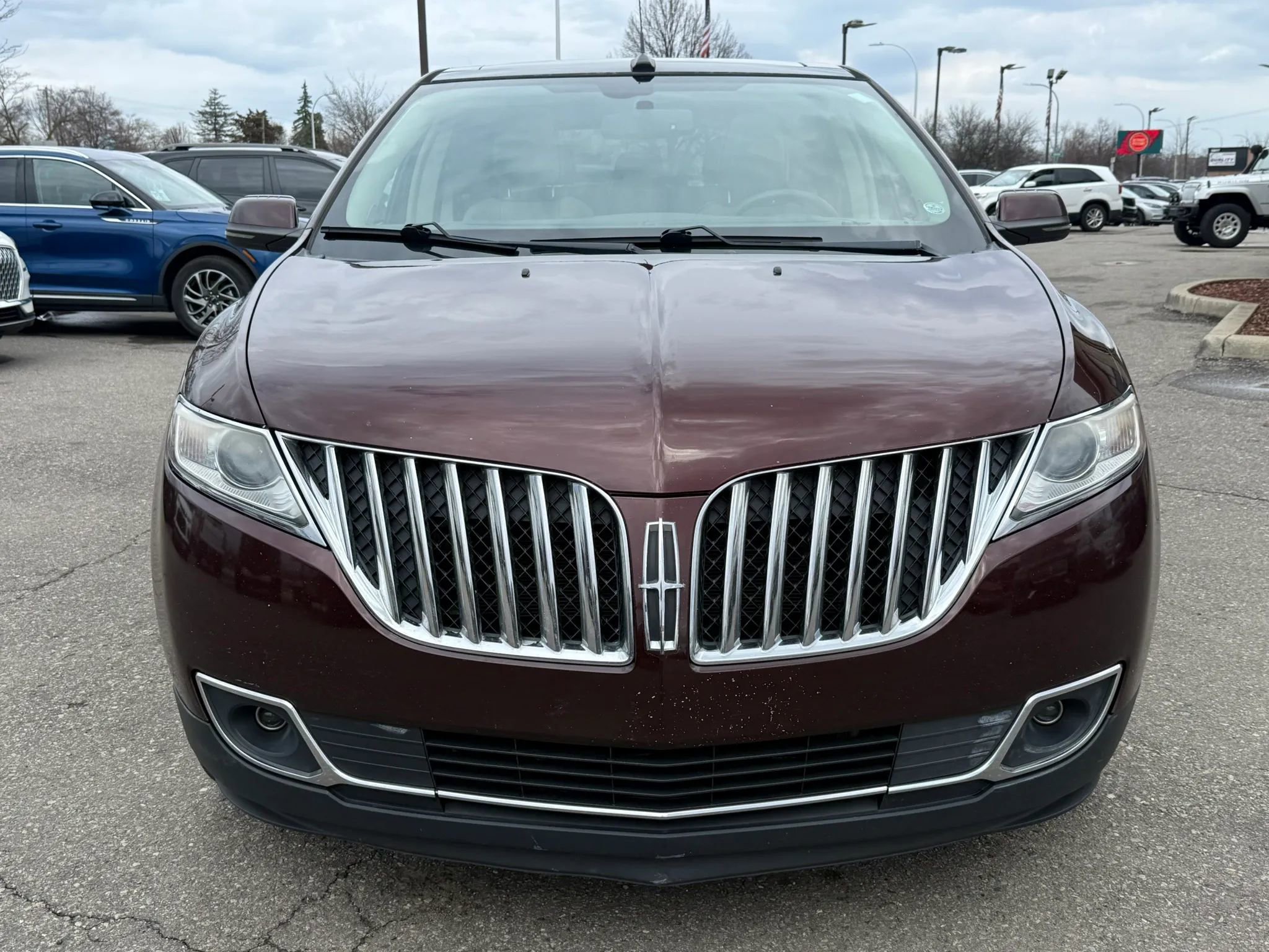 Used 2012 Lincoln MKX FWD image 2