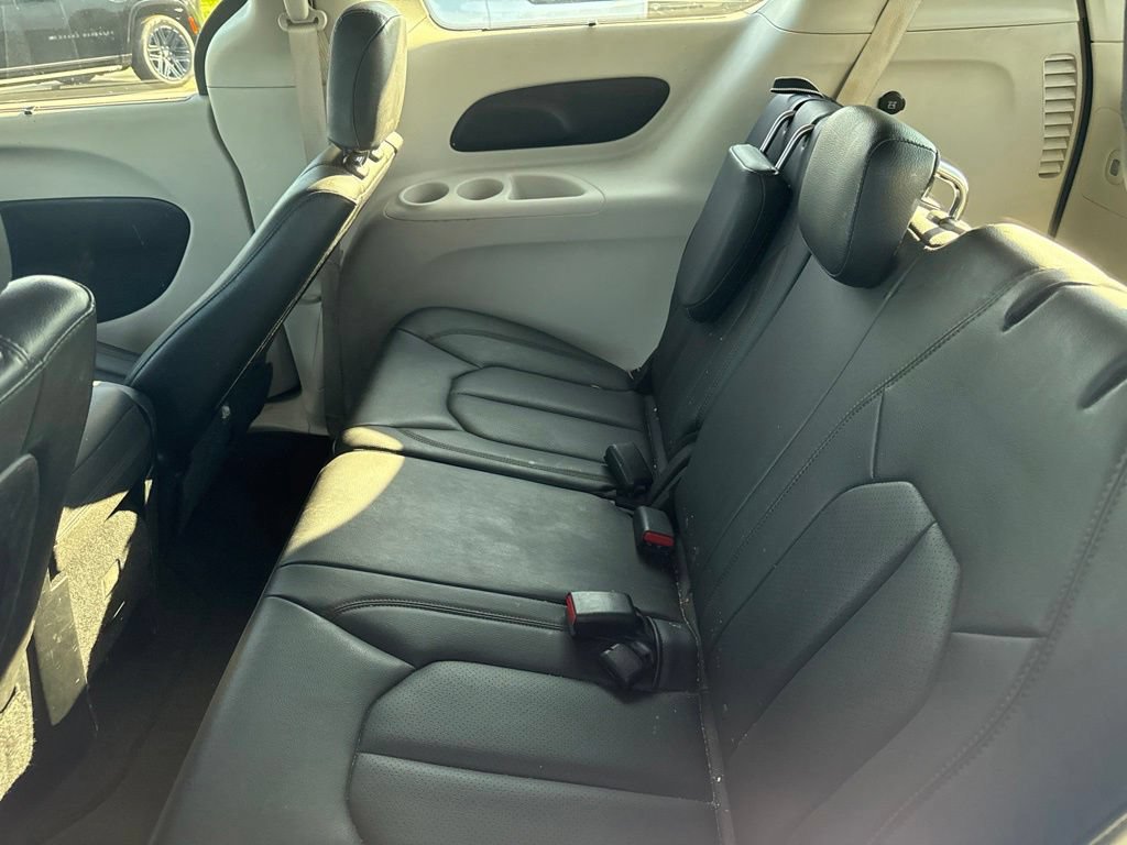 Used 2019 Chrysler Pacifica Touring-L FWD image 15