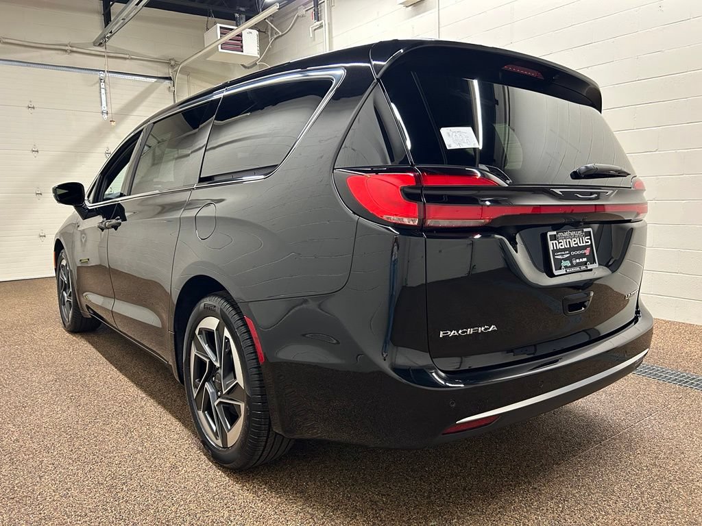 New 2027 Chrysler Pacifica Limited FWD image 4