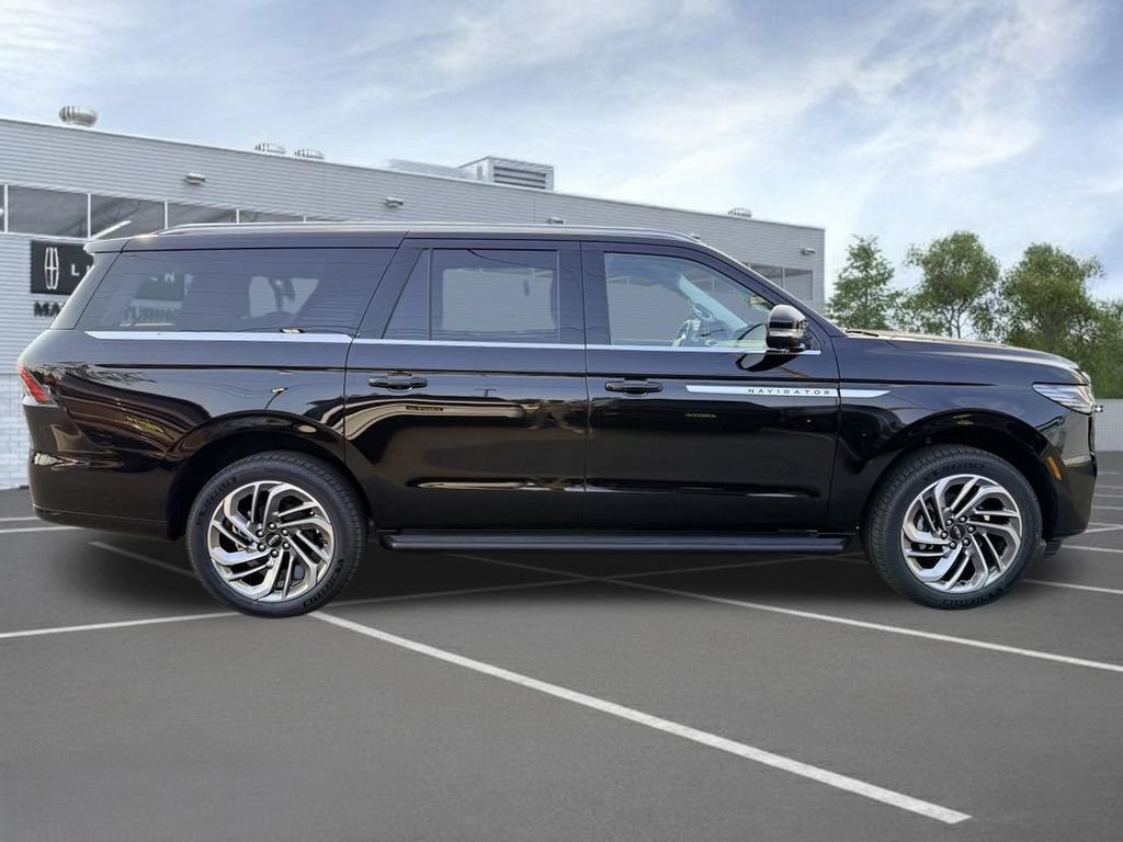New 2027 Lincoln Navigator L Premier AWD/4WD image 3