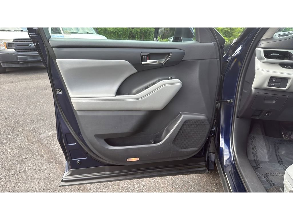 Used 2020 Toyota Highlander XLE image 28