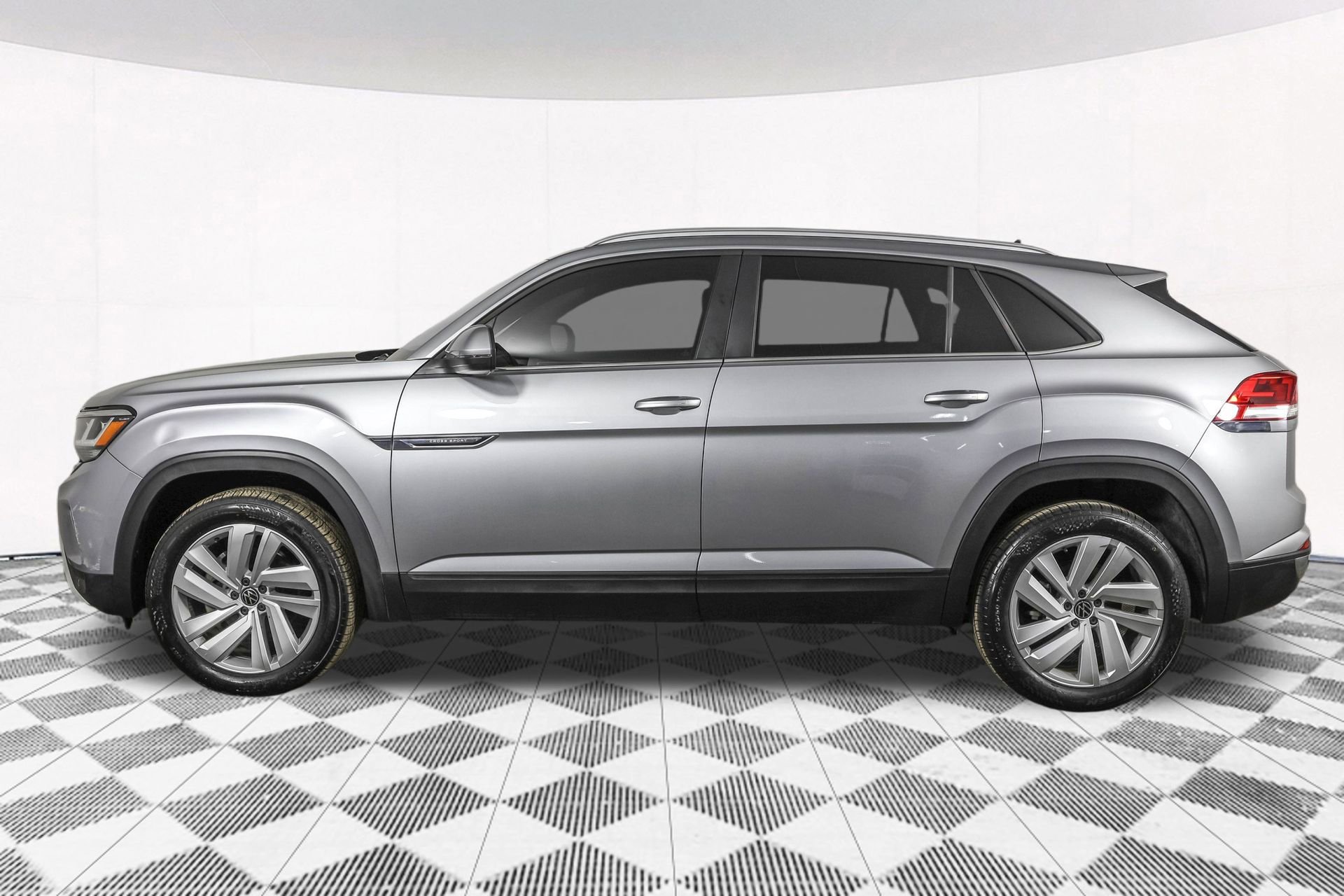 Used 2020 Volkswagen Atlas Cross Sport SE w/ Towing Package image 20