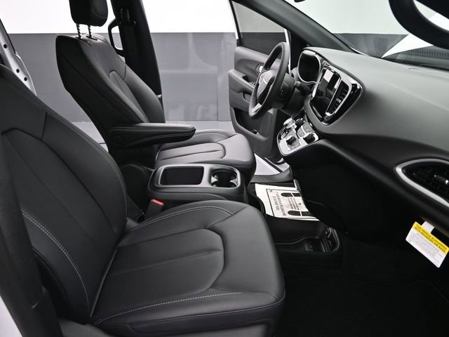 New 2025 Chrysler Voyager LX FWD image 10