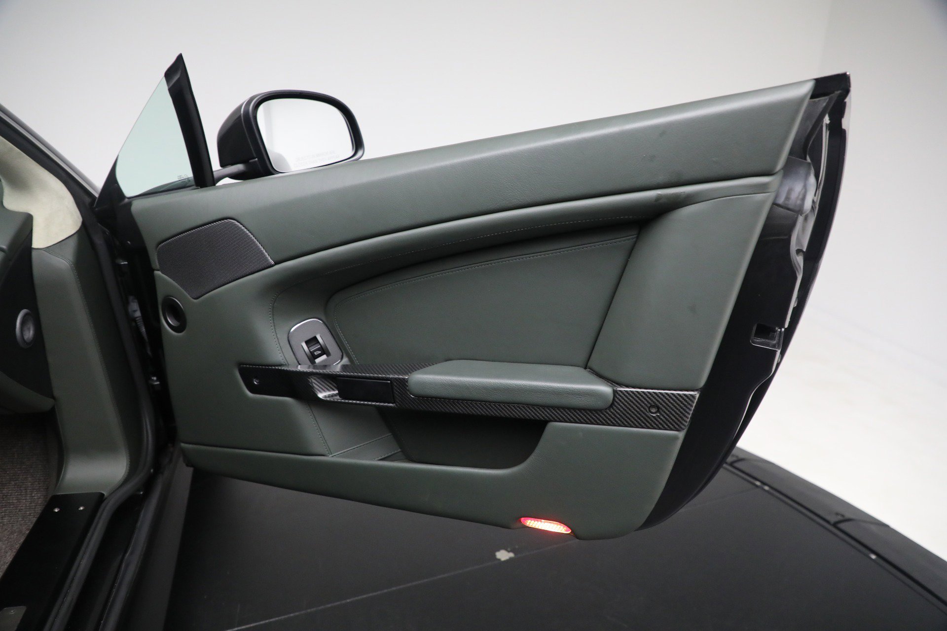 Used 2011 Aston Martin V12 Vantage Coupe image 18