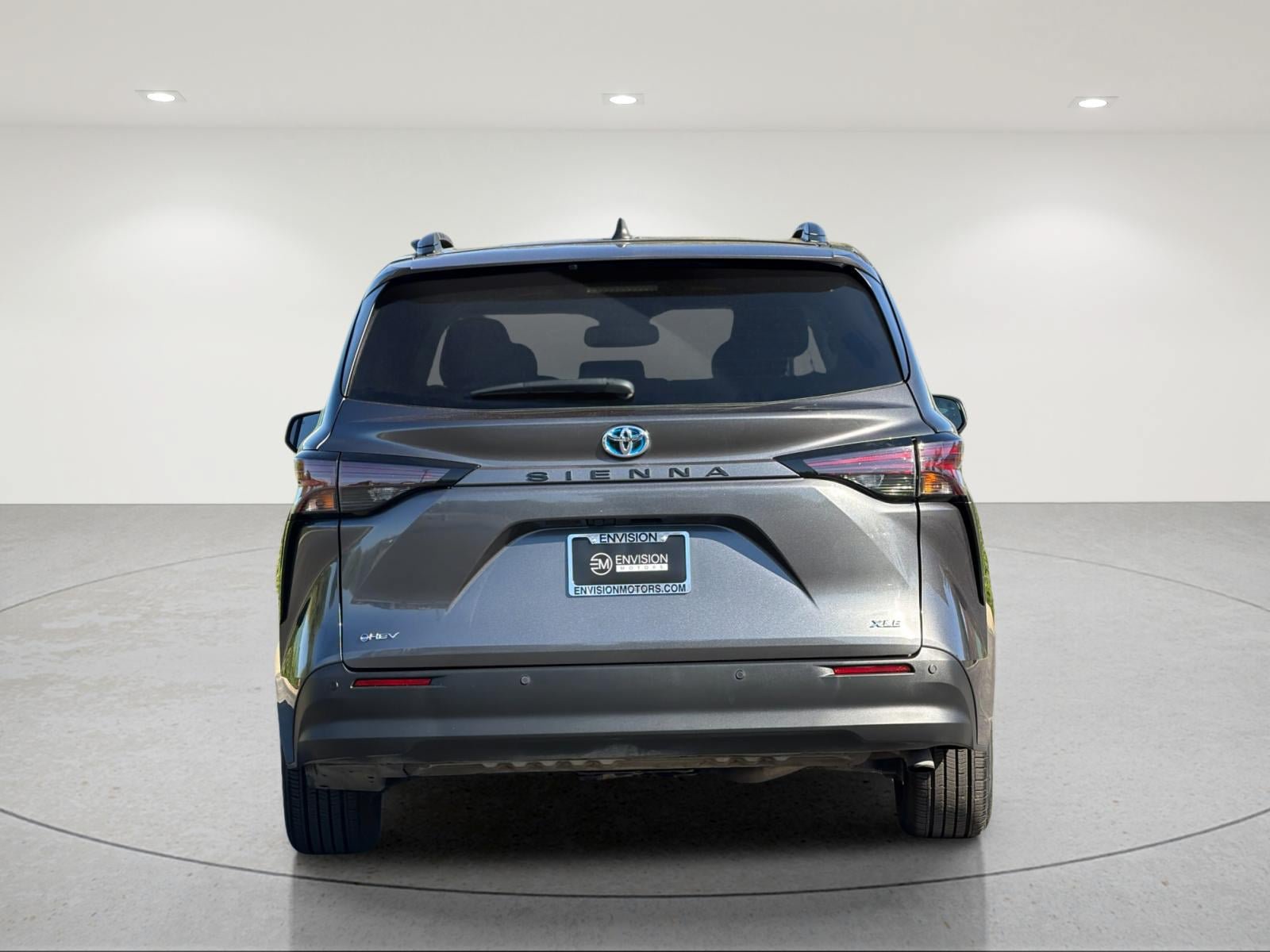 Used 2025 Toyota Sienna XLE FWD image 4