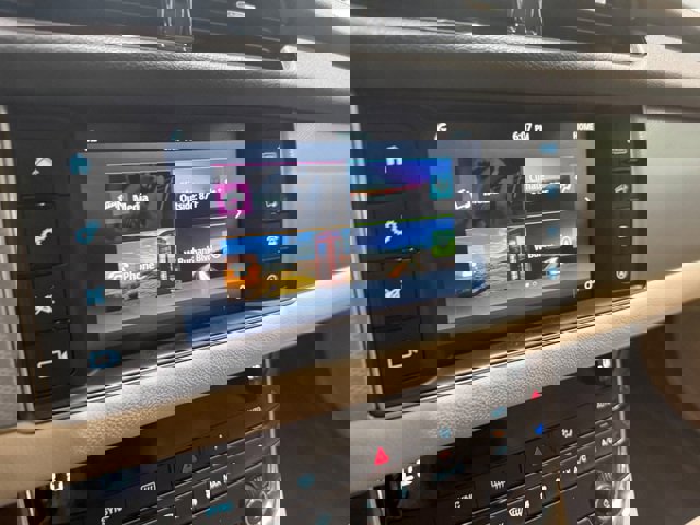 Used 2018 Jaguar XF Premium image 16