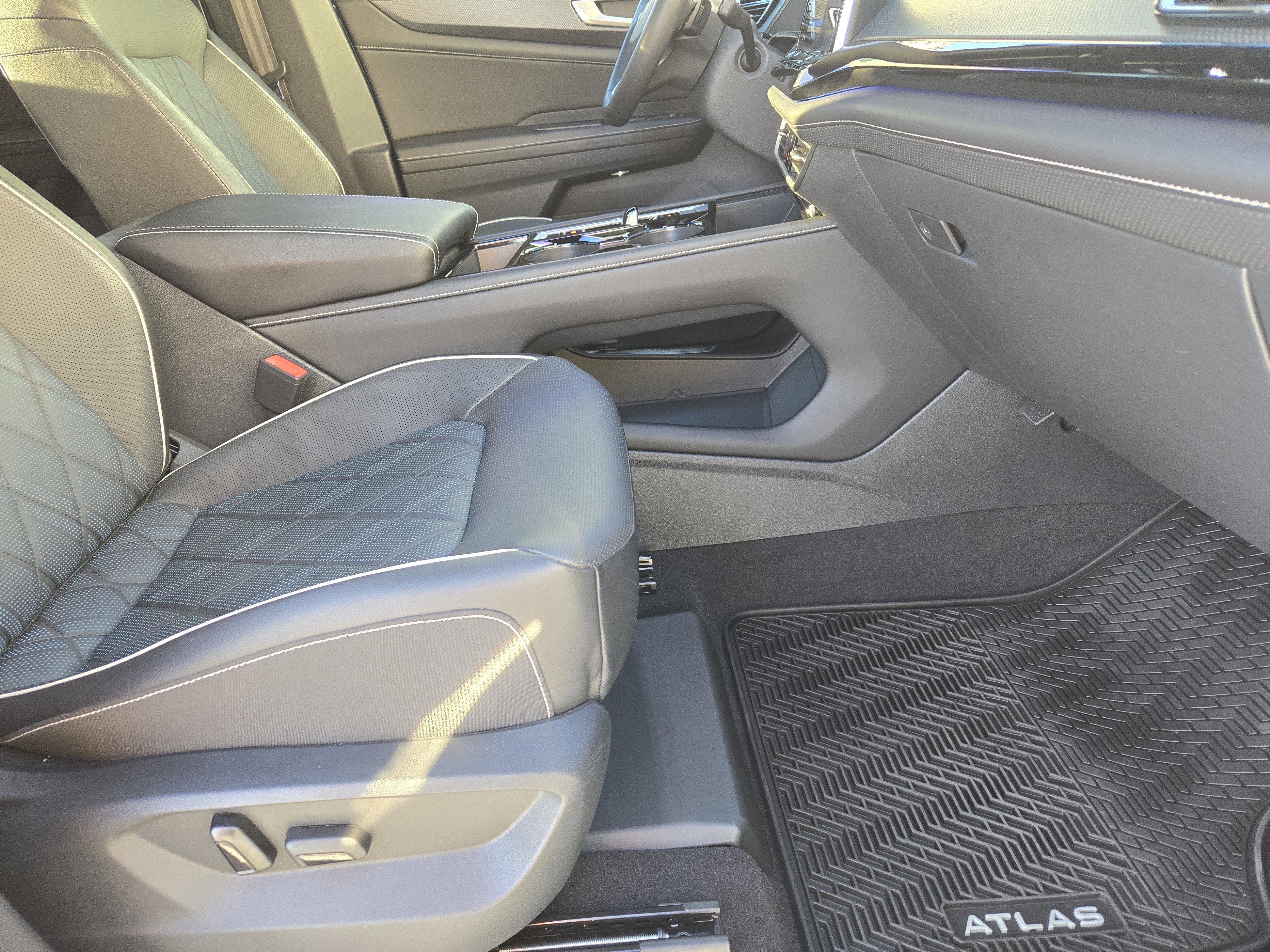 Used 2024 Volkswagen Atlas Cross Sport SEL Premium R-Line image 17