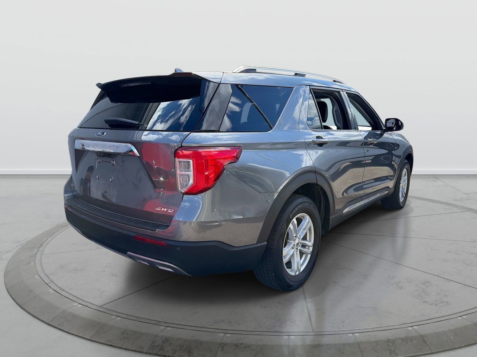 Used 2022 Ford Explorer XLT w/ Equipment Group 202A image 6