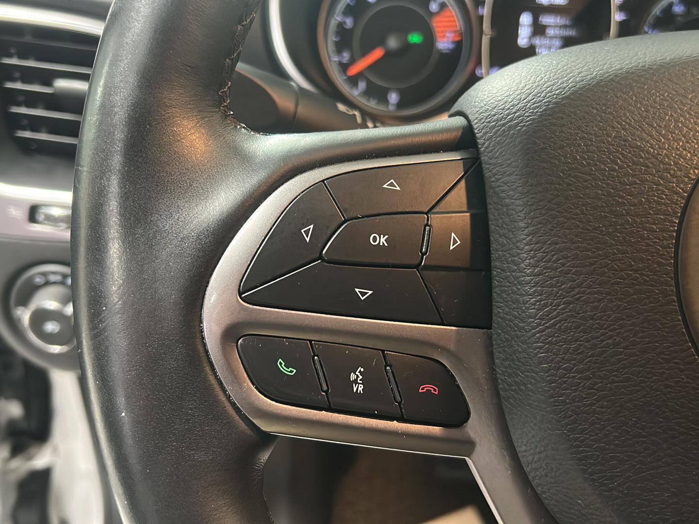 Used 2019 Jeep Cherokee Latitude Plus w/ Comfort/Convenience Group image 18