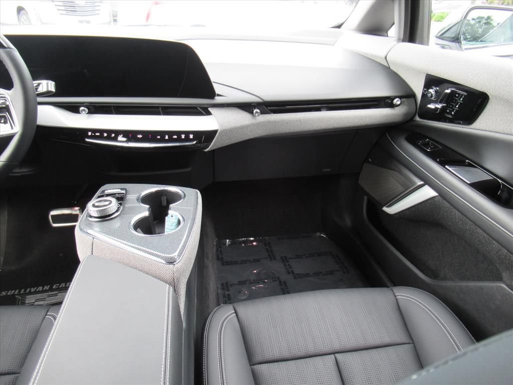 Certified 2025 Cadillac Optiq Luxury 2 w/ LPO, Floor Liner Package AWD/4WD image 15