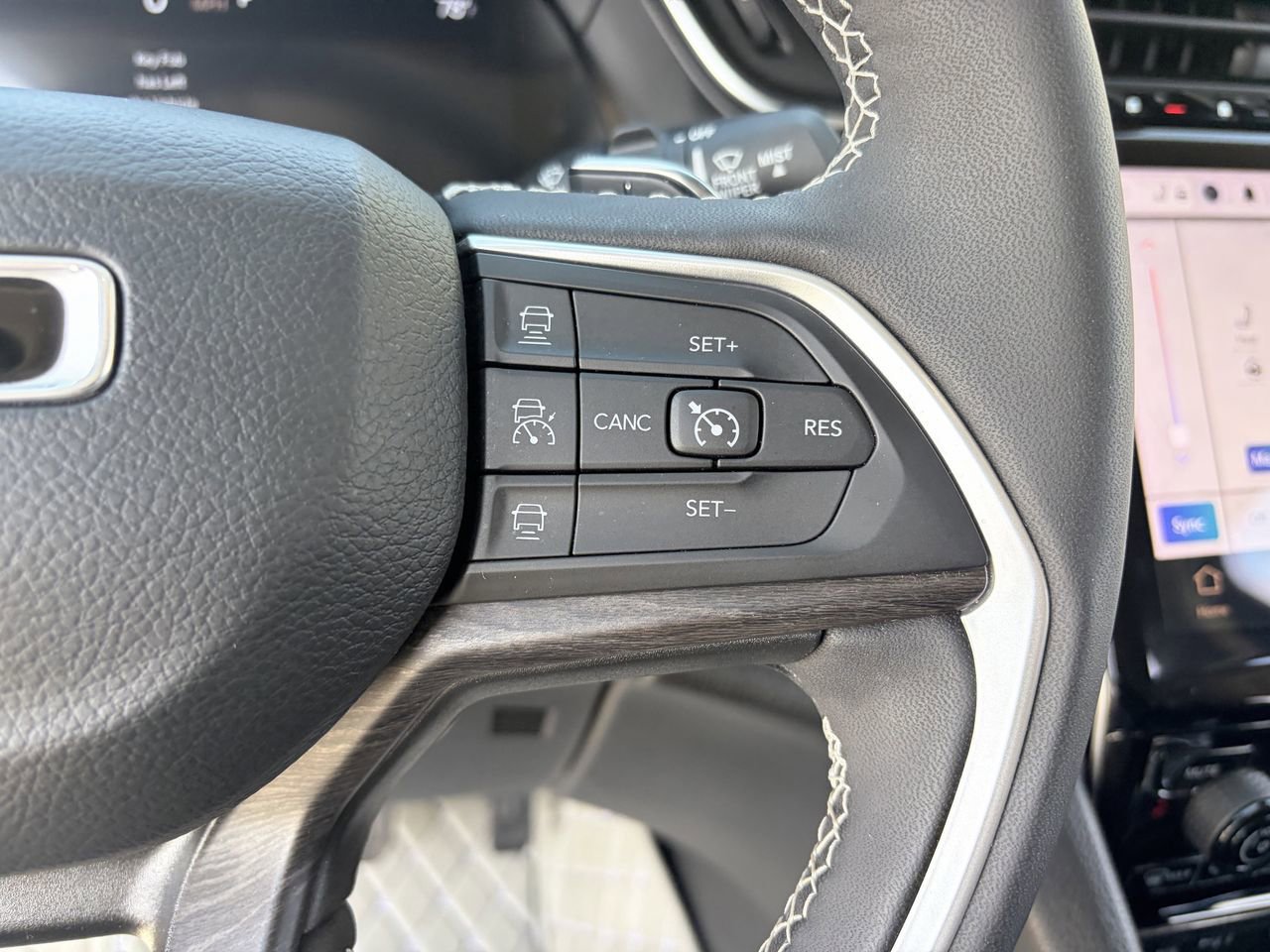 Used 2023 Jeep Grand Cherokee Limited AWD/4WD image 22