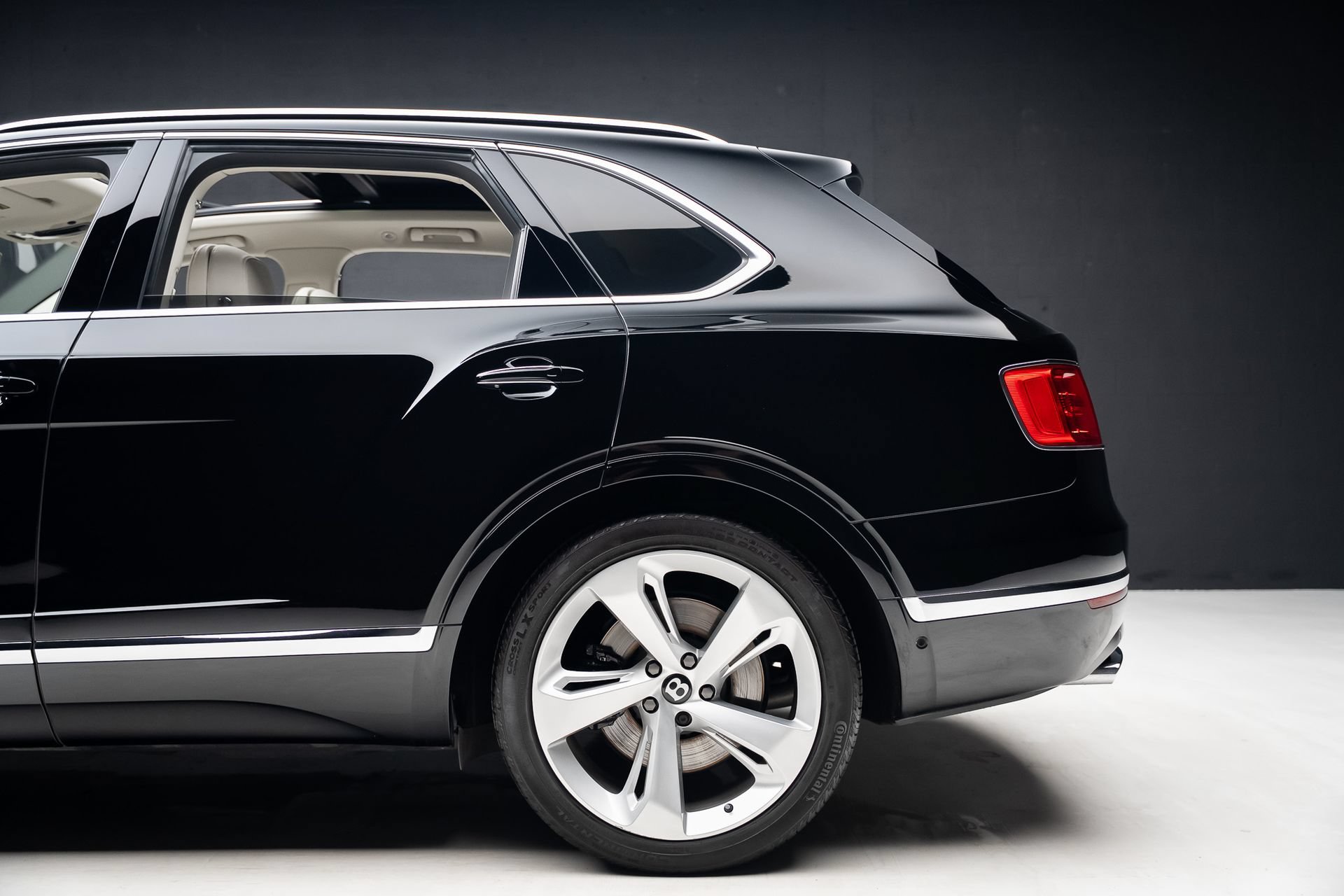 Used 2018 Bentley Bentayga AWD/4WD image 20