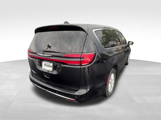 Used 2024 Chrysler Pacifica Touring-L FWD image 6