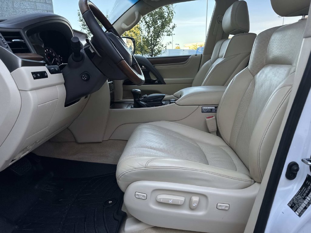 Used 2021 Lexus LX 570 4WD w/ Luxury Package image 19