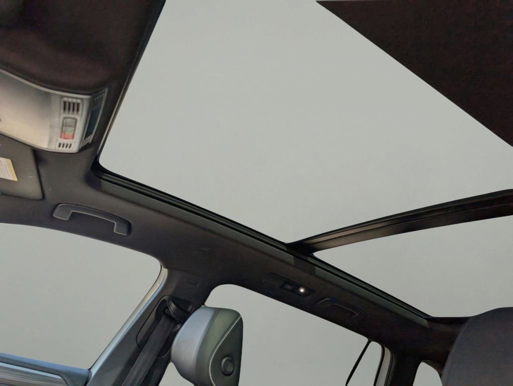 Used 2022 Volkswagen Tiguan SEL R-Line image 11