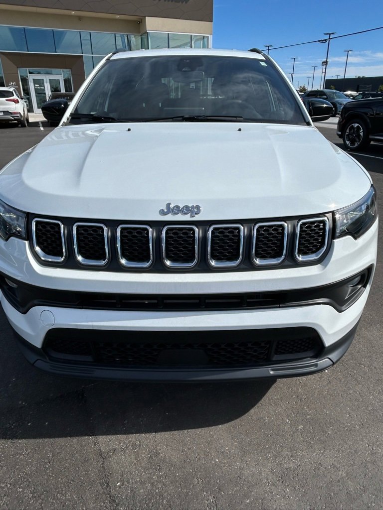Used 2024 Jeep Compass Latitude image 3