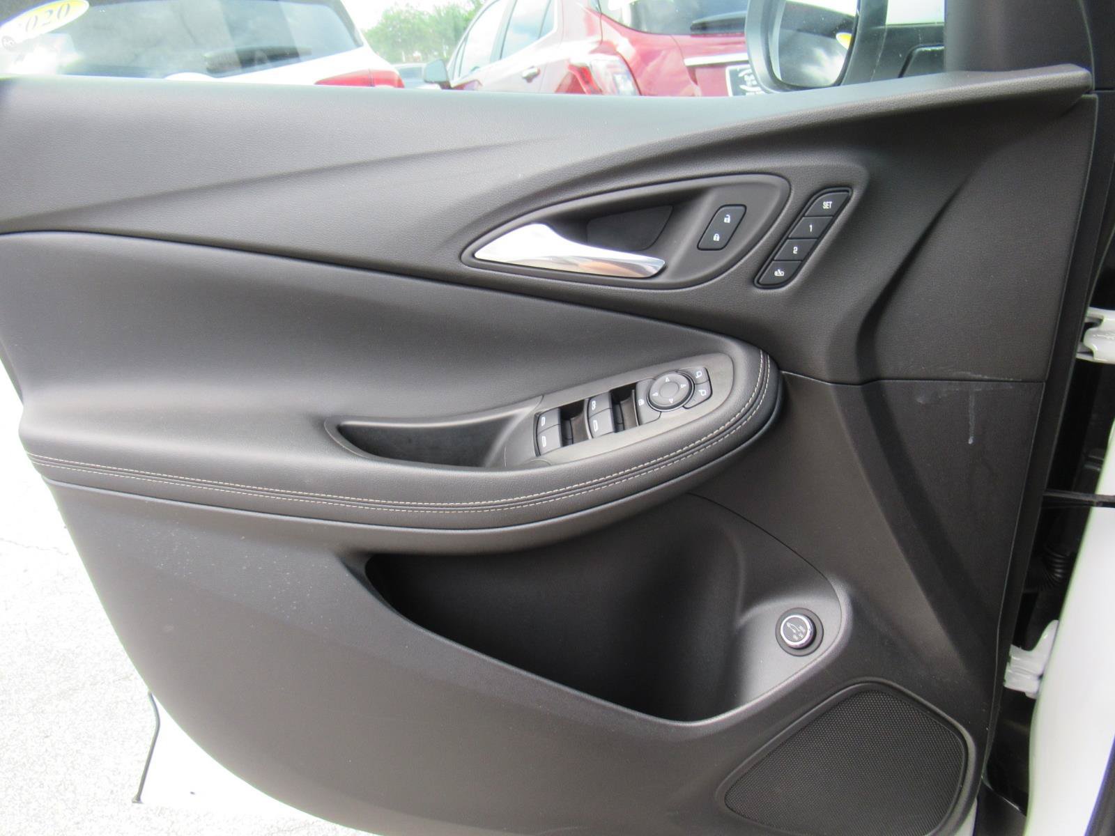 Used 2022 Buick Encore GX Essence FWD image 19