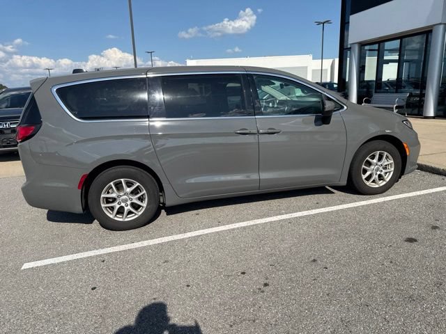 Used 2023 Chrysler Pacifica Touring-L FWD image 9