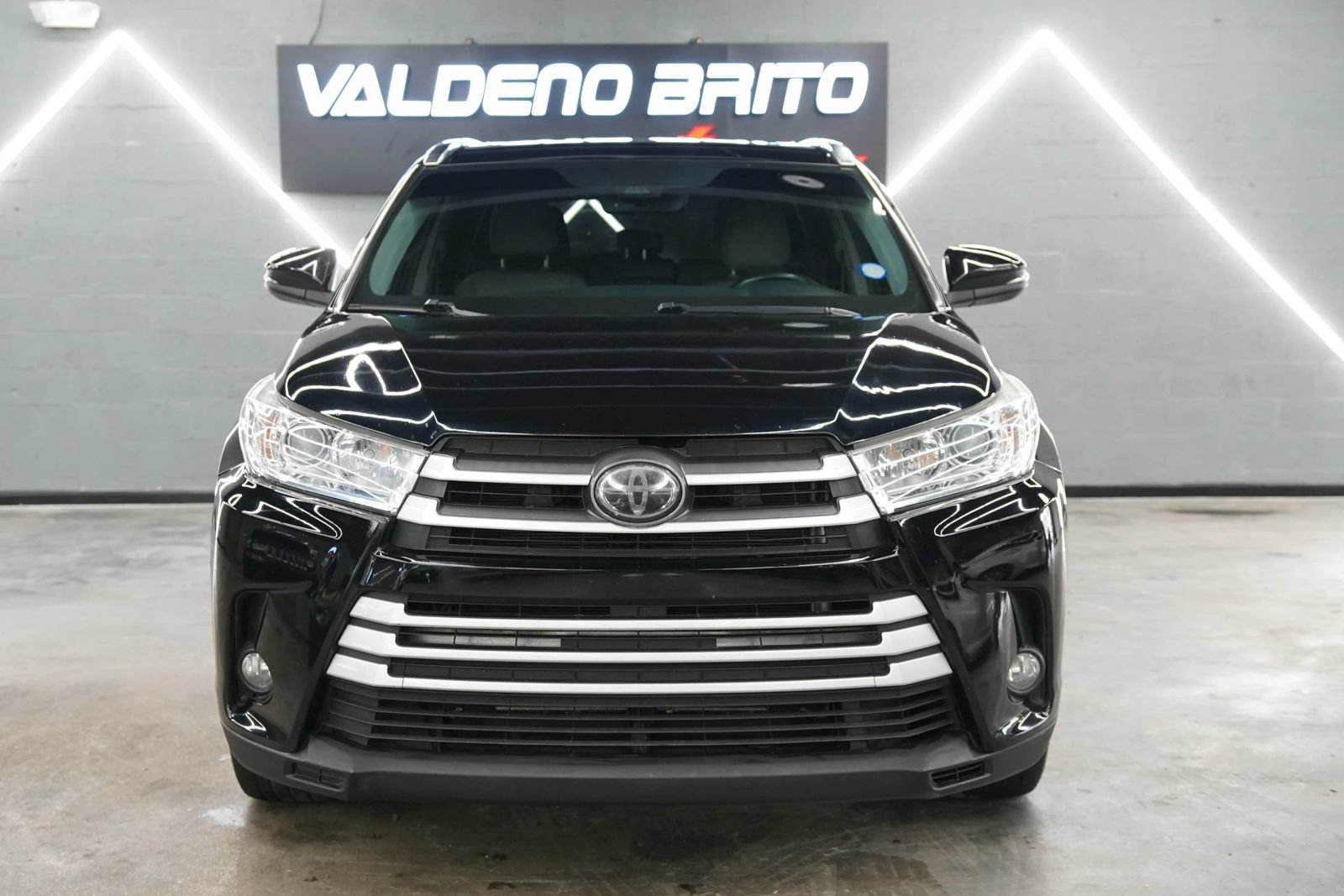 Used 2019 Toyota Highlander XLE FWD image 3