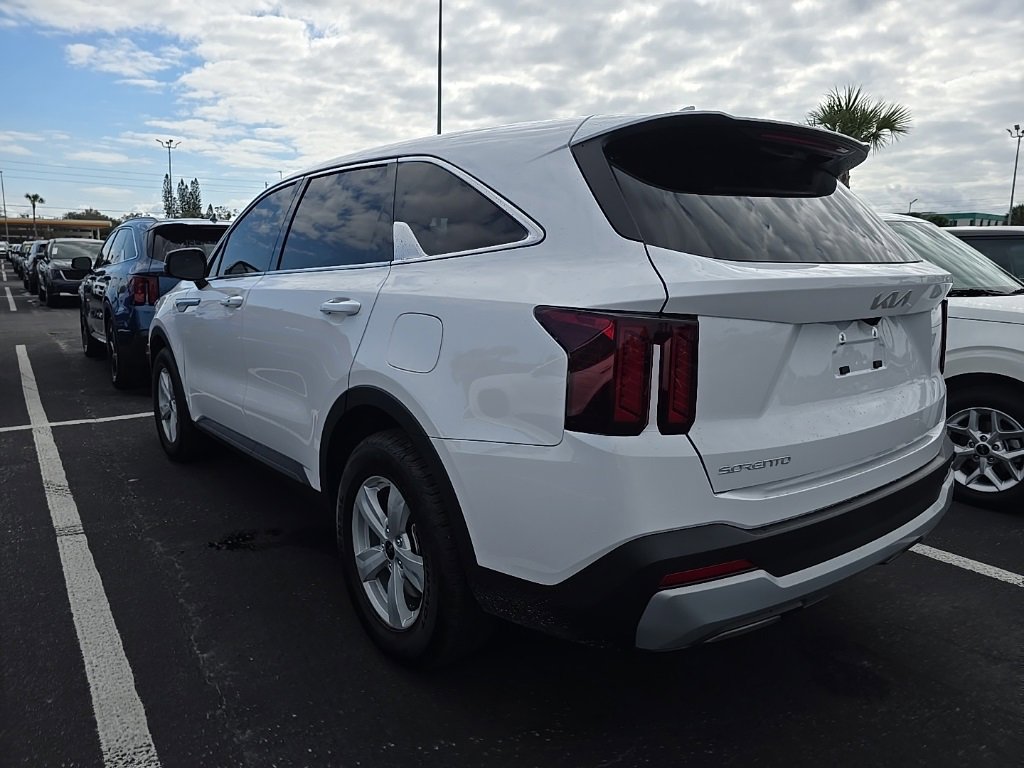 Certified 2025 Kia Sorento LX image 8