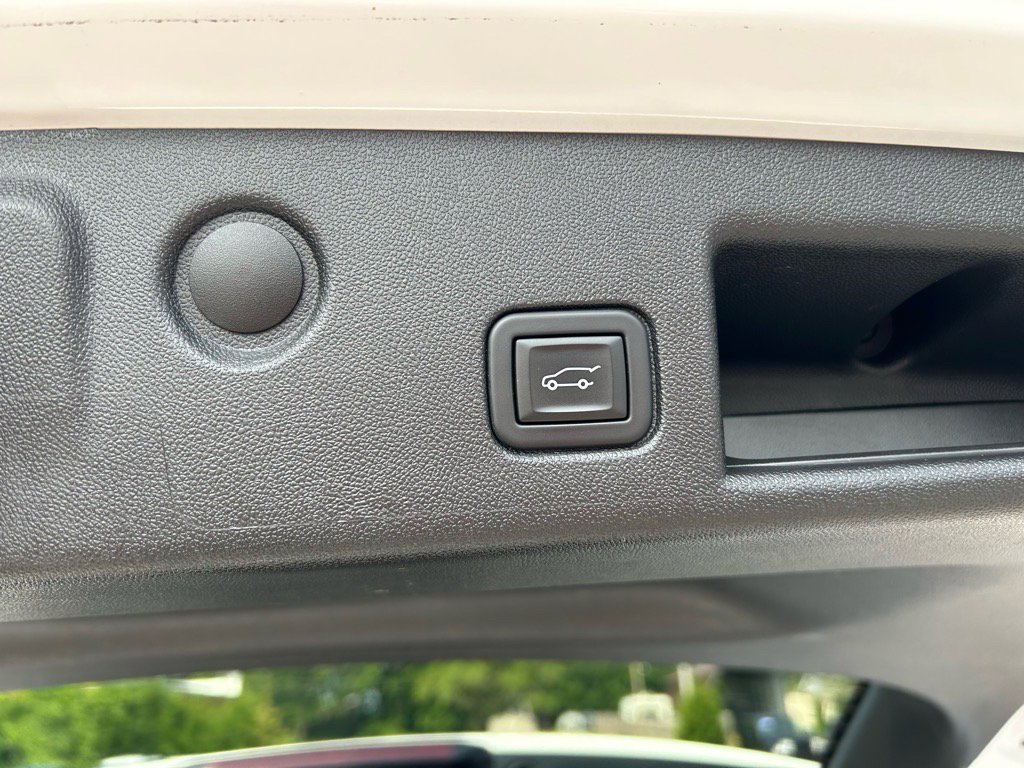 Used 2023 Chevrolet Equinox LT w/ Driver Convenience Package image 16