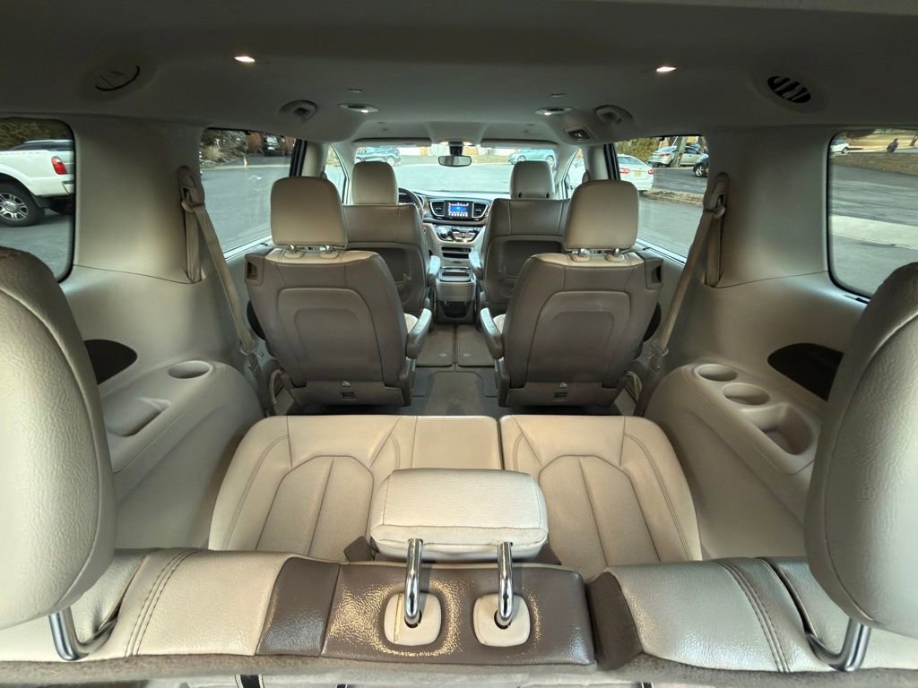 Used 2018 Chrysler Pacifica Touring-L FWD image 24