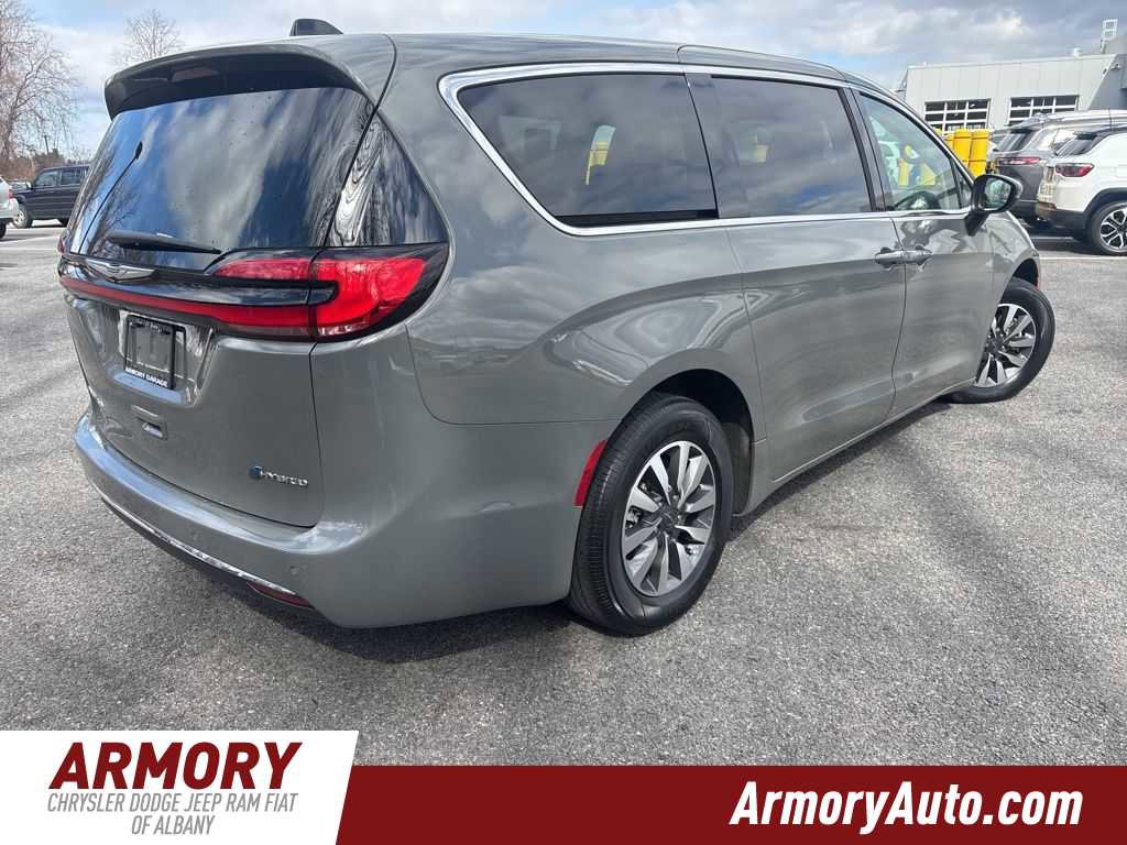 Used 2023 Chrysler Pacifica Touring-L w/ Uconnect Theater Family Group image 4